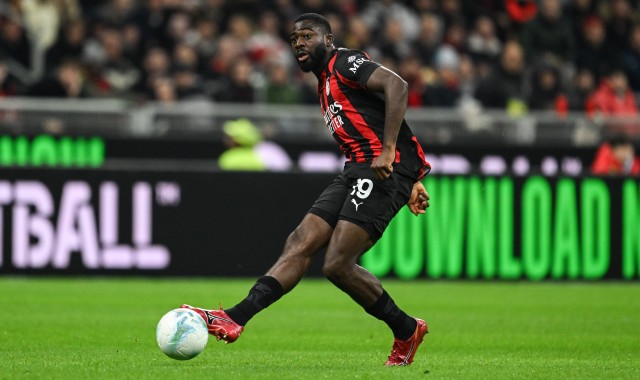 kaiyun-和莱奥并列队内榜首！加盟米兰后，福法纳各项赛事共送出13次助攻