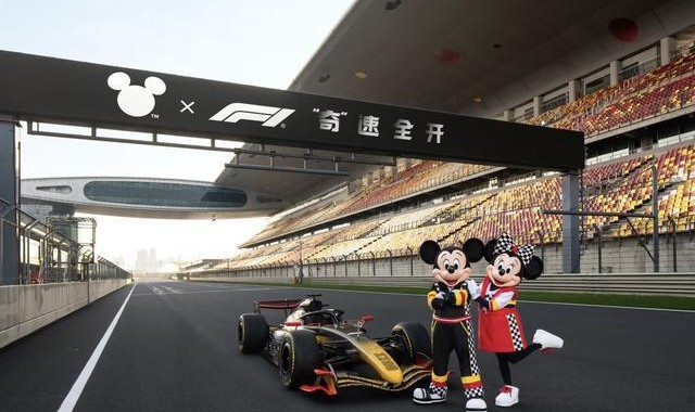 当米奇闯入F1：全新赛车主题形象上海首秀，唯一双IP城市这样“奇速联动”