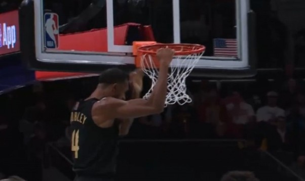 开云体育-毁天灭地！莫布里转身突破 腾空而起力压格威双手暴力隔扣